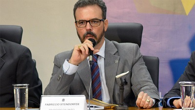 Fabriccio Steindorfer, professor da Escola da Advocacia-Geral da União e da Universidade de Fortaleza, é um dos palestrantes da I Semana do Direito. (Foto: divulgação)